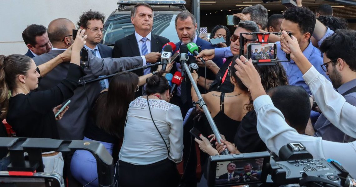 Bolsonaro vai à PF, mas não presta depoimento