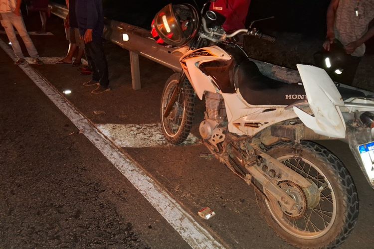 Motociclista morre após colidir com cavalo na BR-116 em Fervedouro