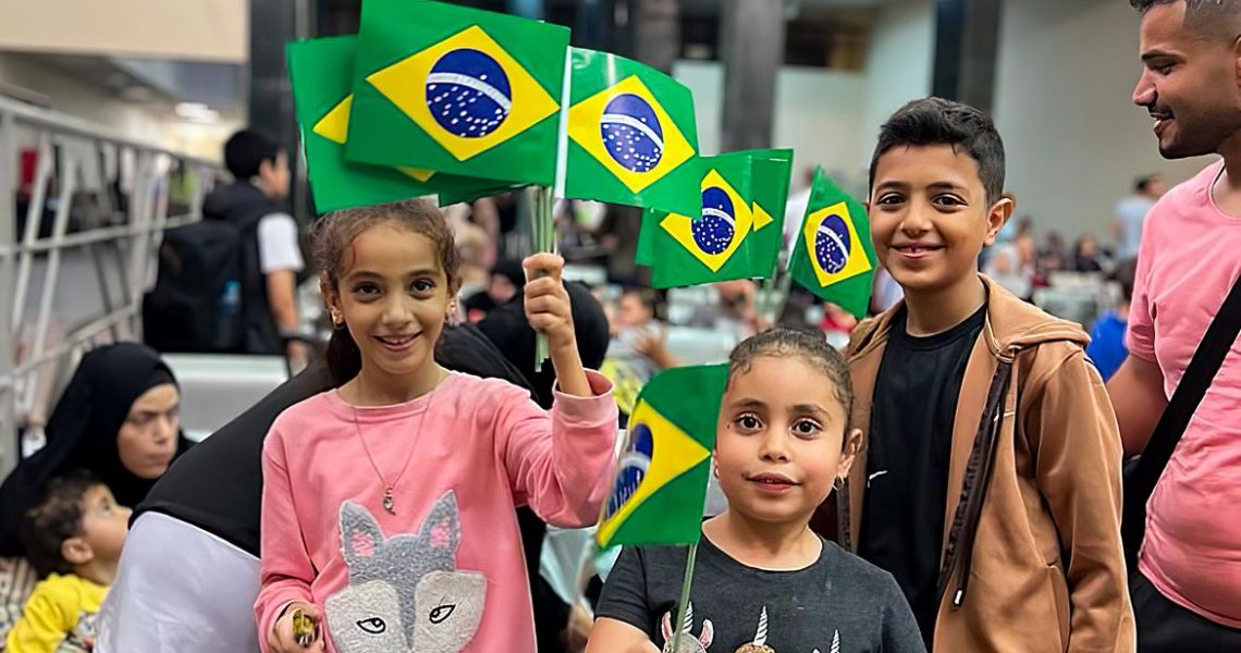 Brasileiros que estavam em Gaza chegam ao Brasil nesta segunda