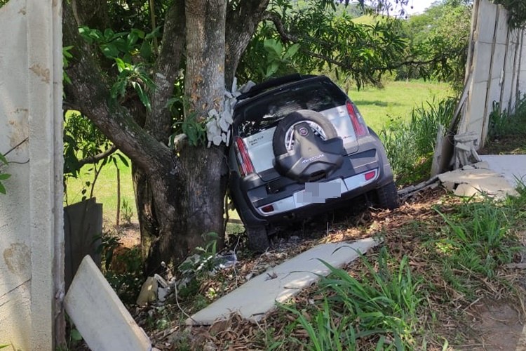 Casal fica ferido após carro sair da pista na MGC 265 estrada que liga Muriaé x Miraí