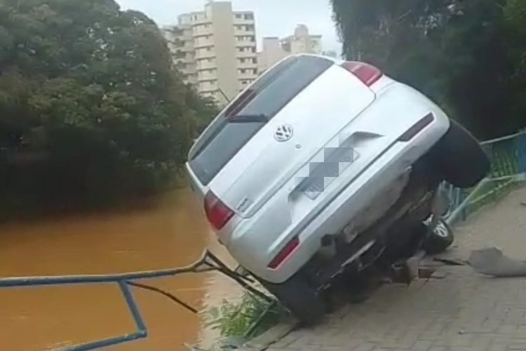 Carro desgovernado bate na grade de proteção do Rio Muriaé próximo a rodoviária