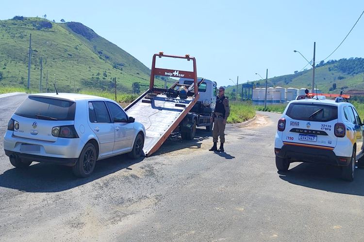Veículo e cocaína são apreendidos pela PM durante operação no bairro Santa Laura
