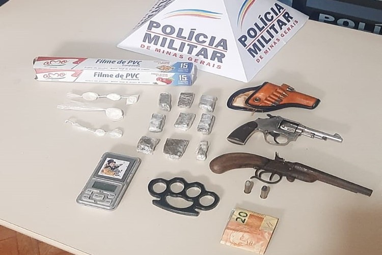 Operação Força Total: PM prende três e apreende armas de fogo e drogas nas cidades de Tombos e Faria Lemos