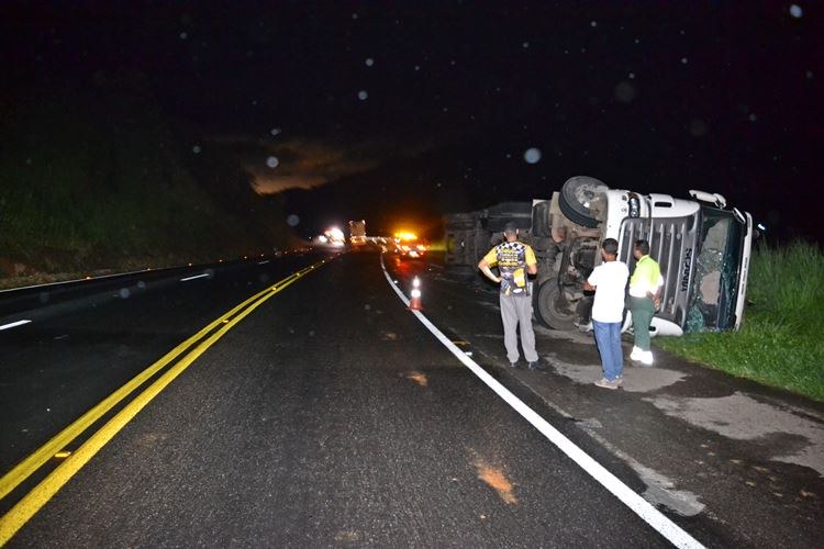 BR-116: motorista fica ferido após colisão entre carreta e carro próximo a Itamuri