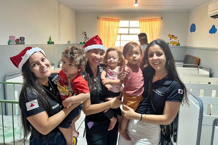 Feliz Natal: Polícia Civil leva alegria e presentes a crianças dos bairros Gaspar e Cardoso de Melo