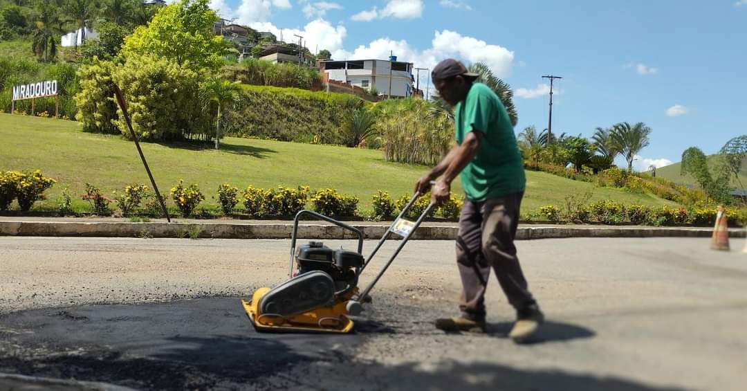 Operação tapa buracos é finalizada no final da Rua Barão do Rio Branco