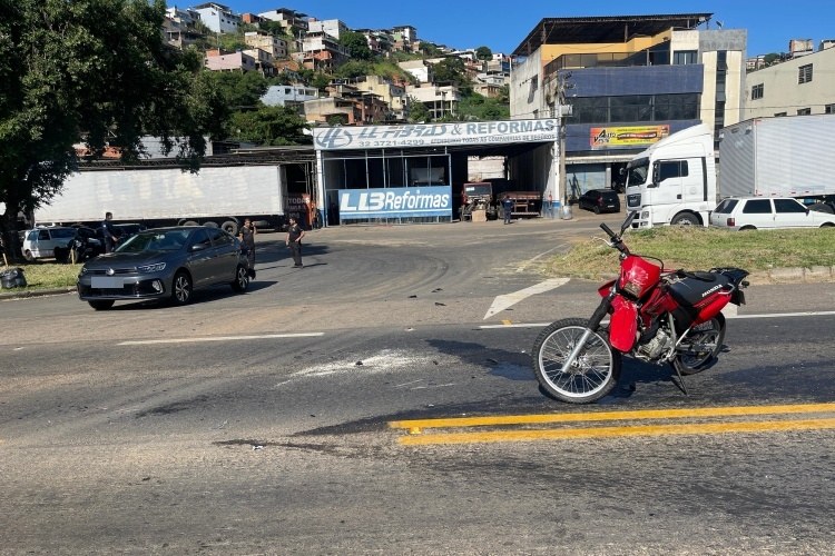 BR-116: motociclista fica ferido após colidir com carro na entrada do bairro Gaspar