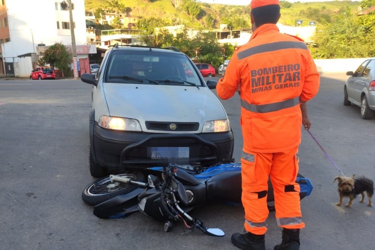 Colisão entre motocicleta e caminhonete deixa duas mulheres feridas no bairro Dornelas