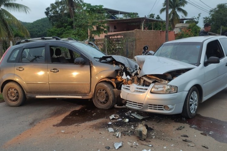 MGC 265: colisão frontal entre dois veículos deixa pelo menos uma pessoa ferida no Divisório