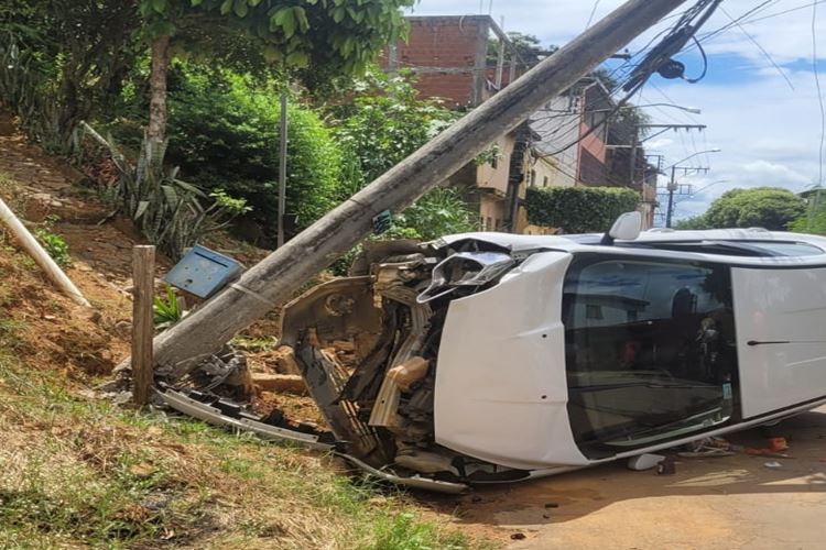 Muriaé: Condutor perde controle do veículo e derruba poste no bairro Patrimônio São José