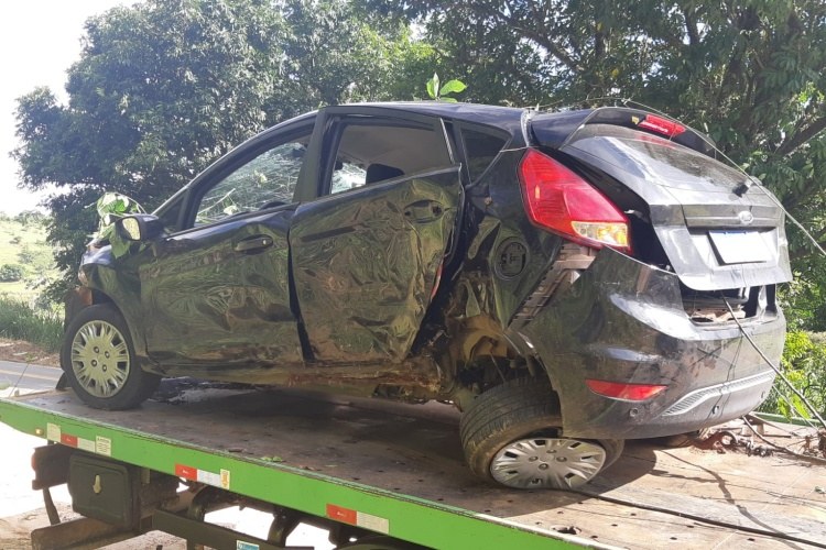 Acidente na BR 267: Veículo tomba após saída de pista em Leopoldina