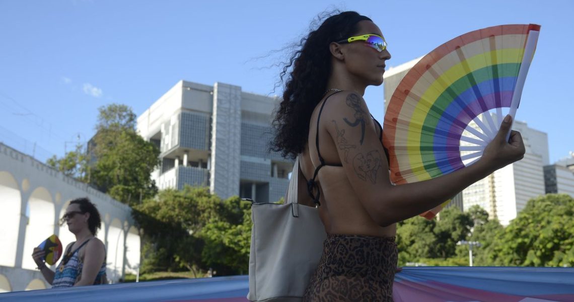 Parada LGBTQIAP+ no Rio reivindica o direito de “ser você mesmo”