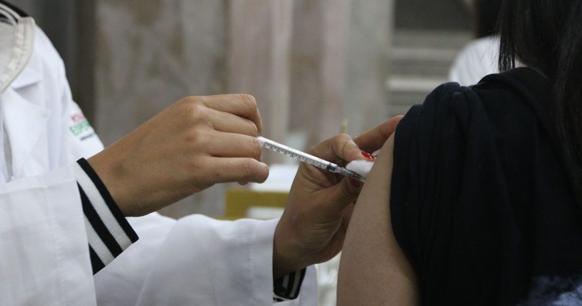 Saúde monitora novas variantes e reforça vacinação contra covid-19