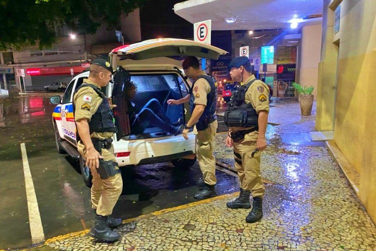 Jovem é preso e menor apreendido após tentarem roubar um restaurante no bairro Alterosa
