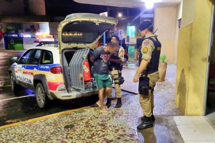 Dois homens são presos após roubar celular e ameaçar adolescente no Centro