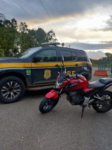 Moto furtada é recuperada pela PRF em bagageiro de ônibus na BR 365 em Patos de Minas (MG)