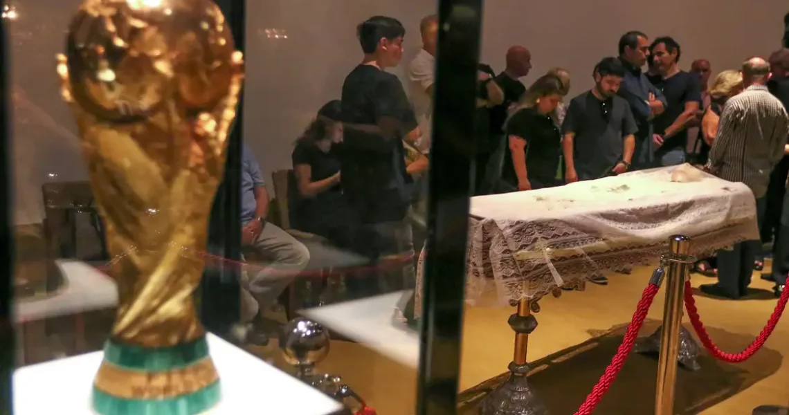 Familiares e fãs prestam homenagens a Zagallo em velório na CBF