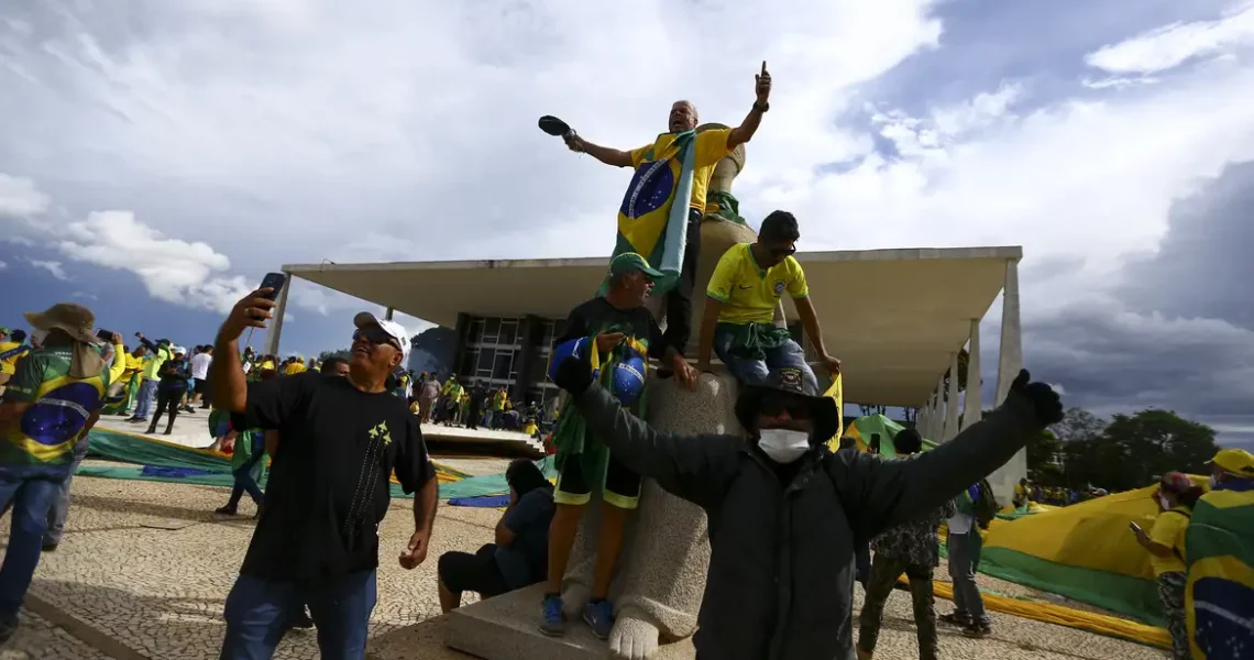 Um ano após tentativa de golpe, STF mantém 66 presos