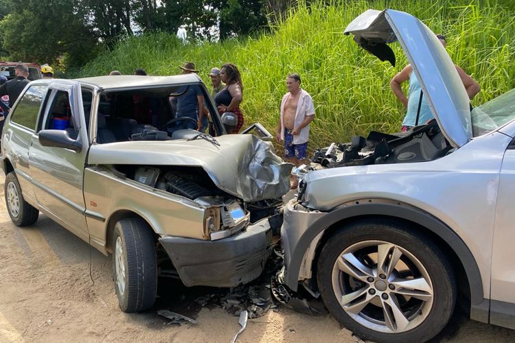 Colisão frontal entre dois veículo na estrada Muriaé x Vermelho deixa idoso ferido