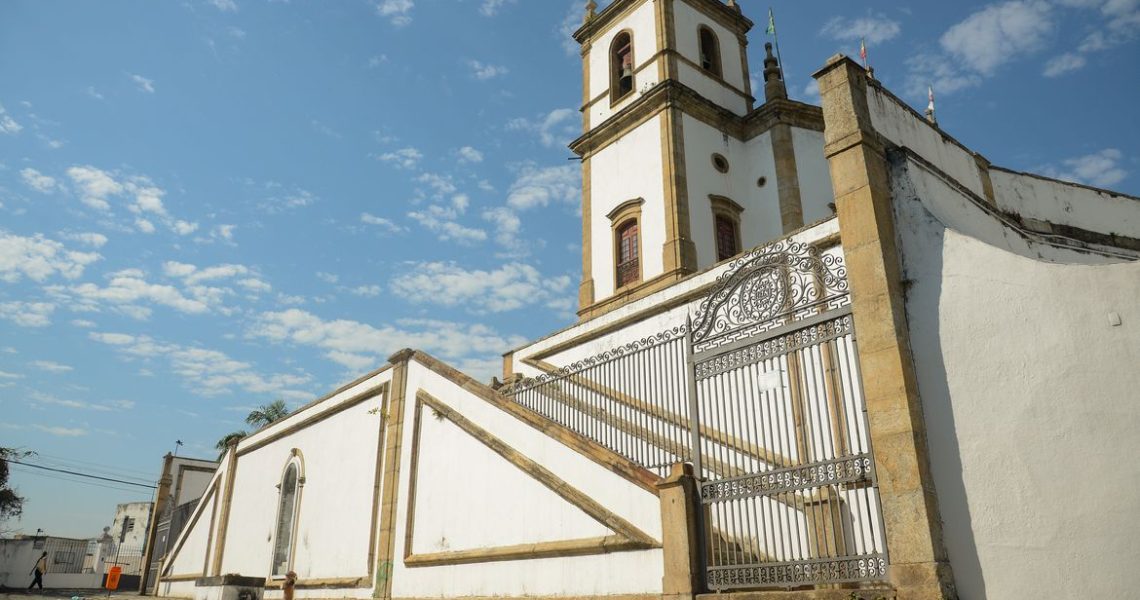 Brasil tem mais estabelecimentos religiosos que escolas e hospitais