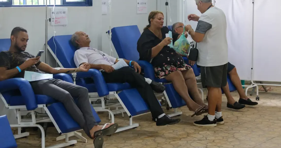 Entenda a diferença dos sintomas de dengue e de covid-19