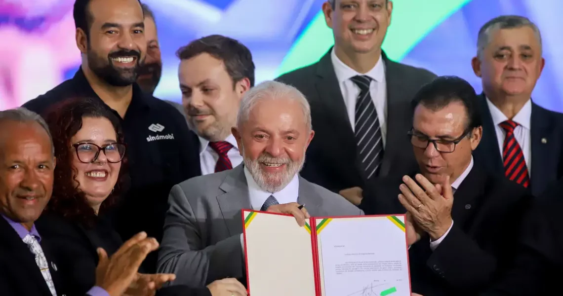 Lula assina projeto que regula atividade de motoristas de aplicativo