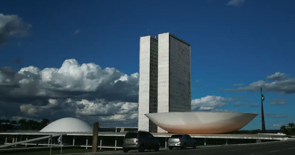 Delação premiada, aborto e cigarro eletrônico movimentam Congresso