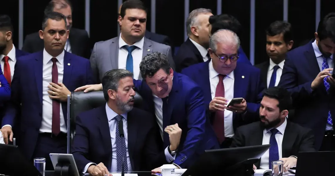 Câmara aprova texto-base da reforma tributária com trava no IVA