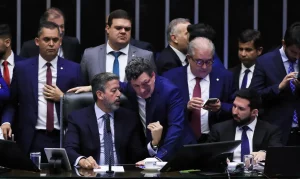 Câmara aprova texto-base da reforma tributária com trava no IVA