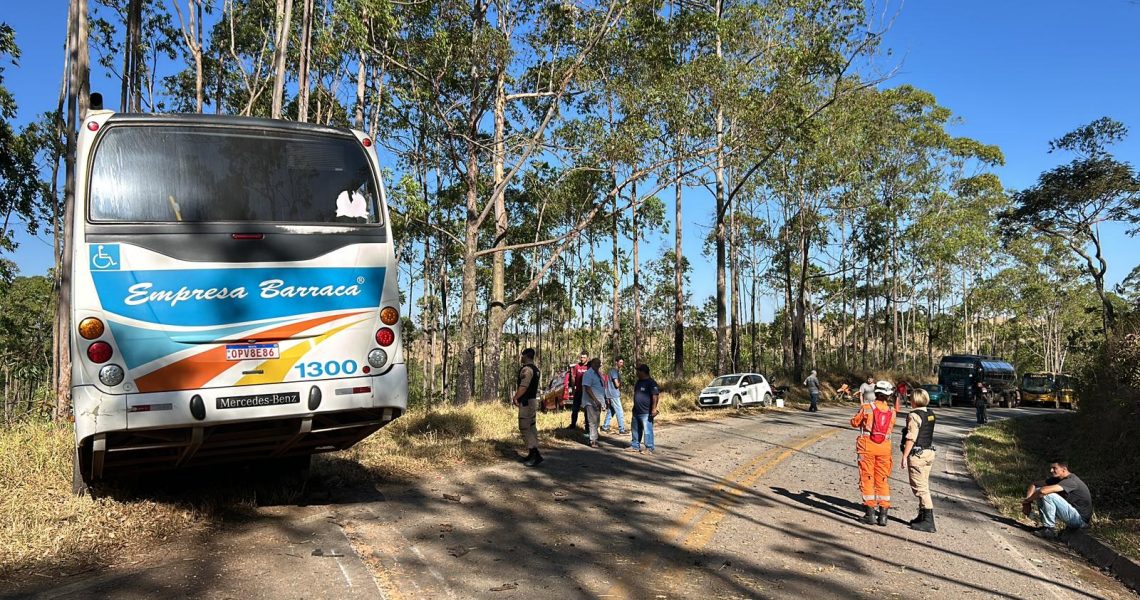 Corpo de Bombeiros de Barbacena atende uma colisão frontal na MG 135, rodovia que liga Antônio Carlos a Curral Novo