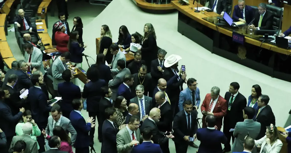 Câmara revoga novo seguro DPVAT e limita bloqueio de emendas