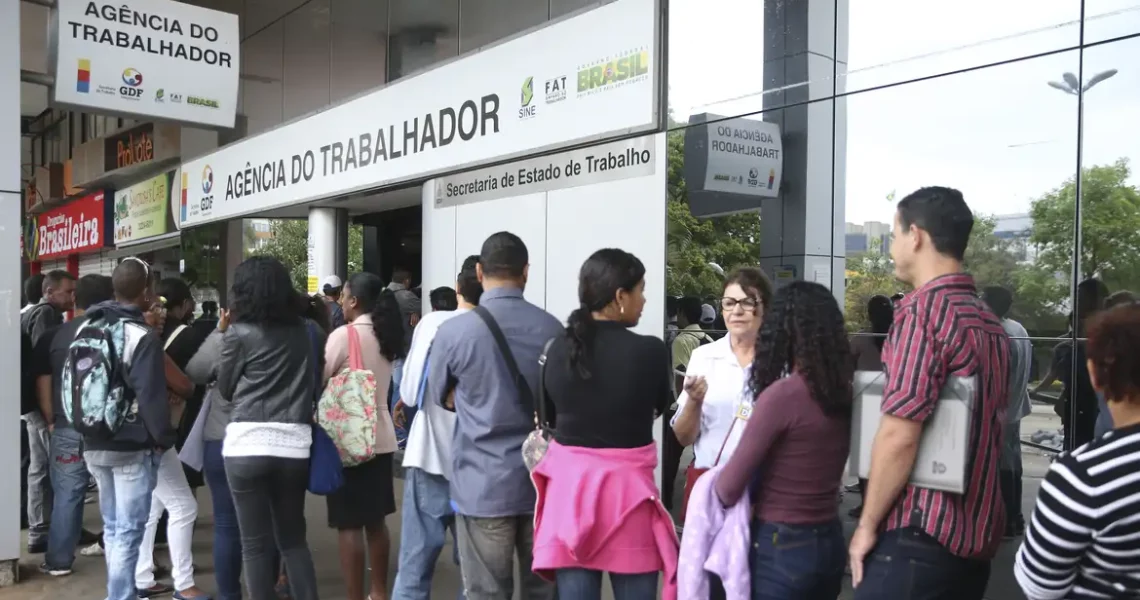 Teto do seguro-desemprego sobe para R$ 2.424,11 após reajuste
