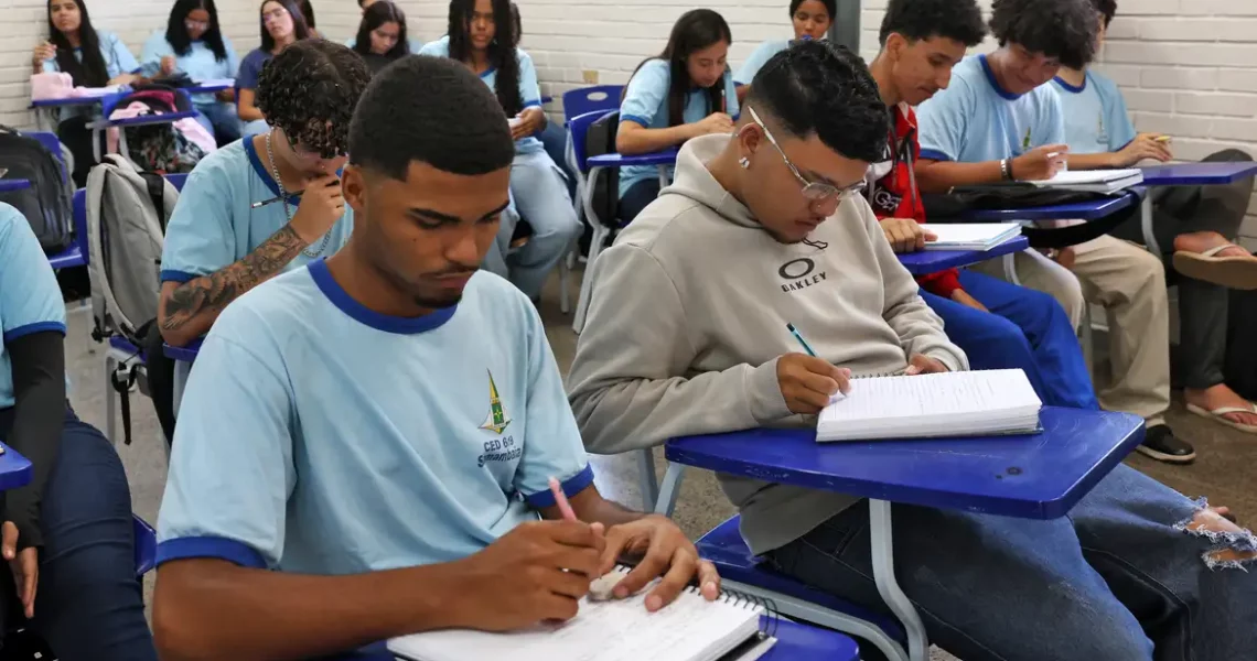 Ajudar a família e mais educação: alunos contam como usam o Pé-de-Meia