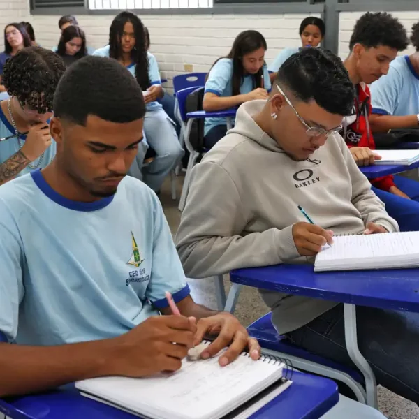 Ajudar a família e mais educação: alunos contam como usam o Pé-de-Meia