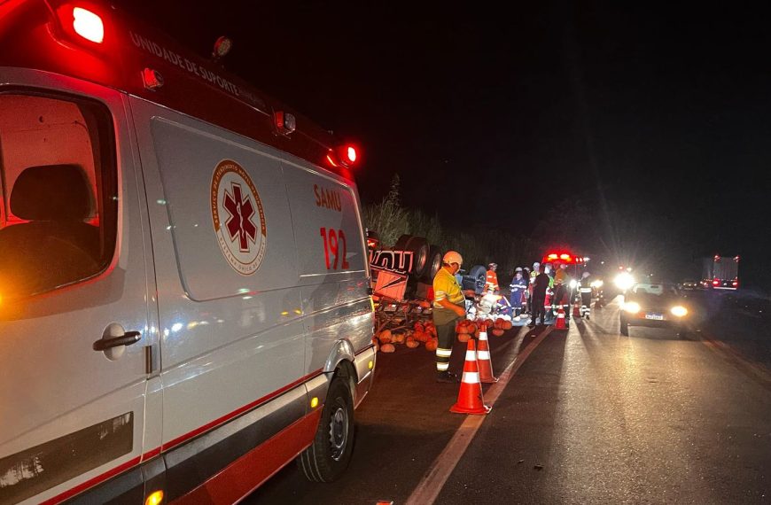 Bombeiros militares atuam em capotamento de caminhão na BR-116, em São Francisco…