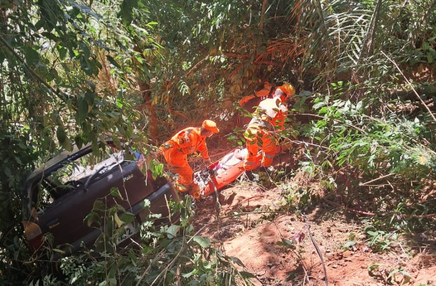 Bombeiros militares atuam em capotamento de veículo na zona rural de Miradouro