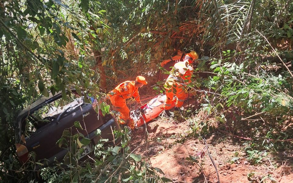 Bombeiros militares atuam em capotamento de veículo na zona rural de Miradouro