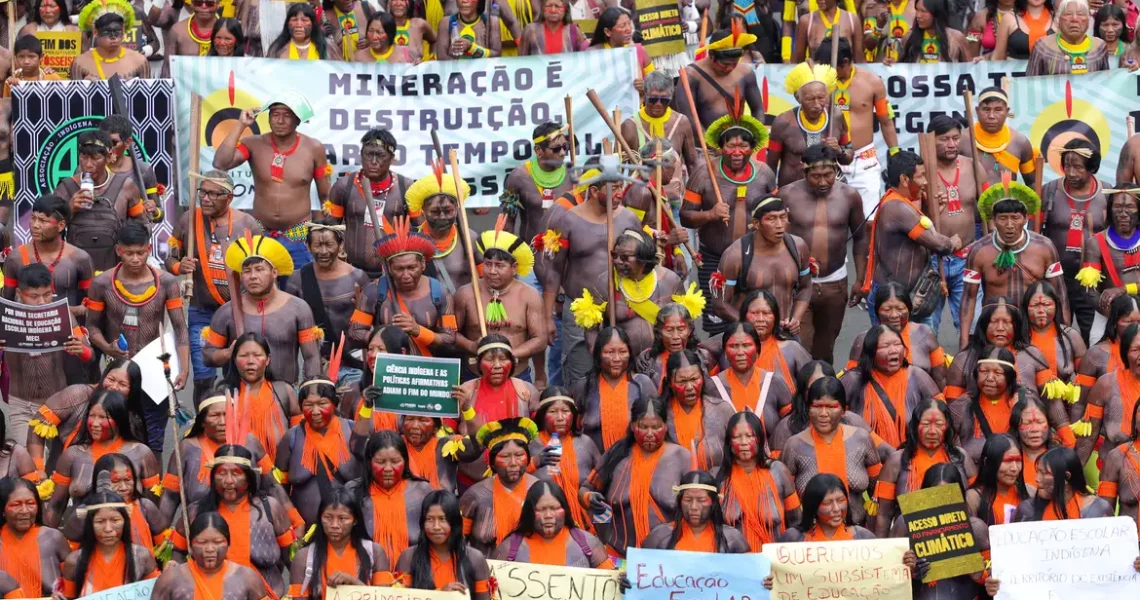 Milhares de indígenas marcham em Brasília em defesa de seus direitos