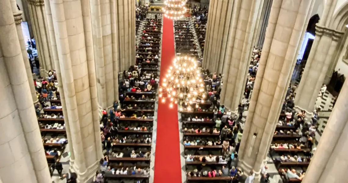 Fiéis lotam Catedral da Sé em missa para homenagear papa Francisco