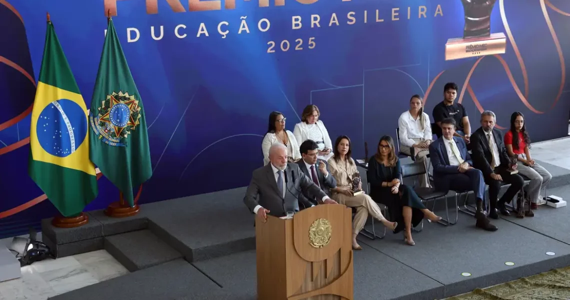 Evasão escolar é questão de Estado, diz Lula na entrega do Prêmio MEC
