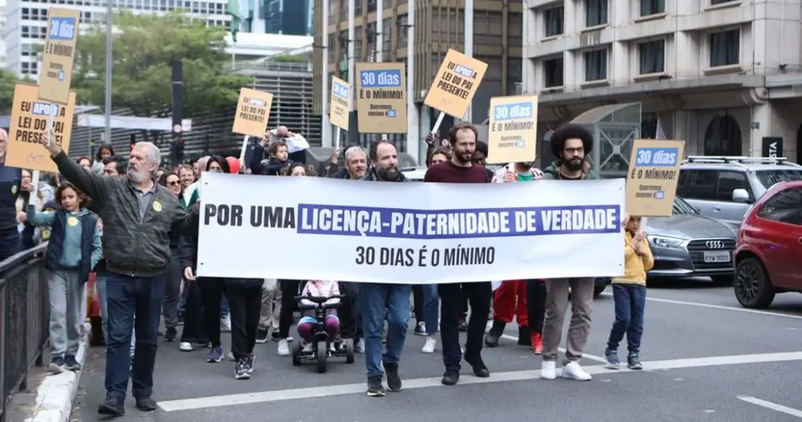 Manifestações em quatro cidades pedem ampliação da licença-paternidade