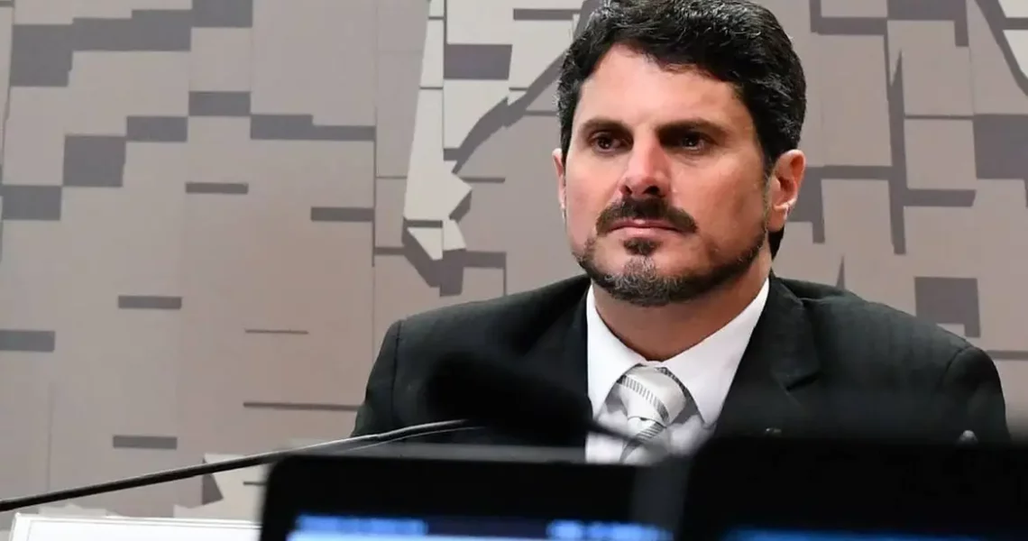 Senador Marcos do Val é levado para colocar tornozeleira eletrônica