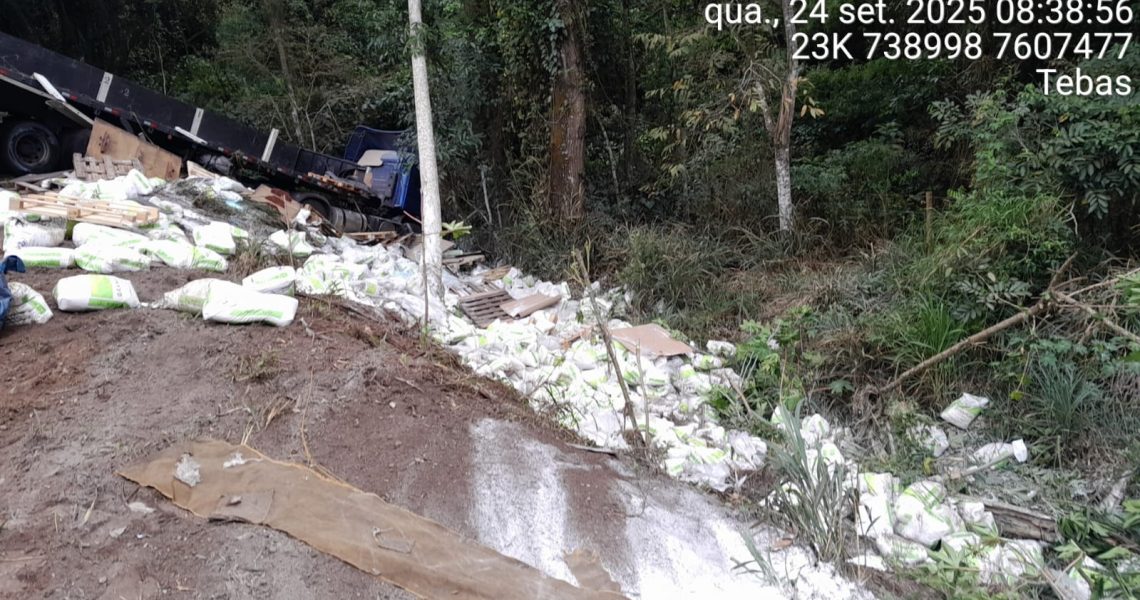 Tombamento de Carreta com derramamento de carga de fertilizantes