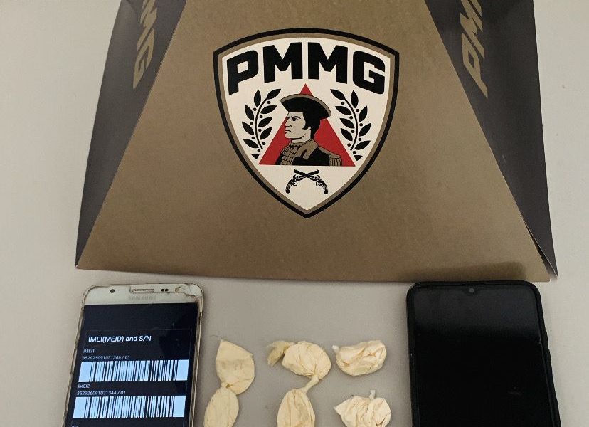 PMMG prende autor por roubo e tráfico de drogas em Tombos e recupera celular