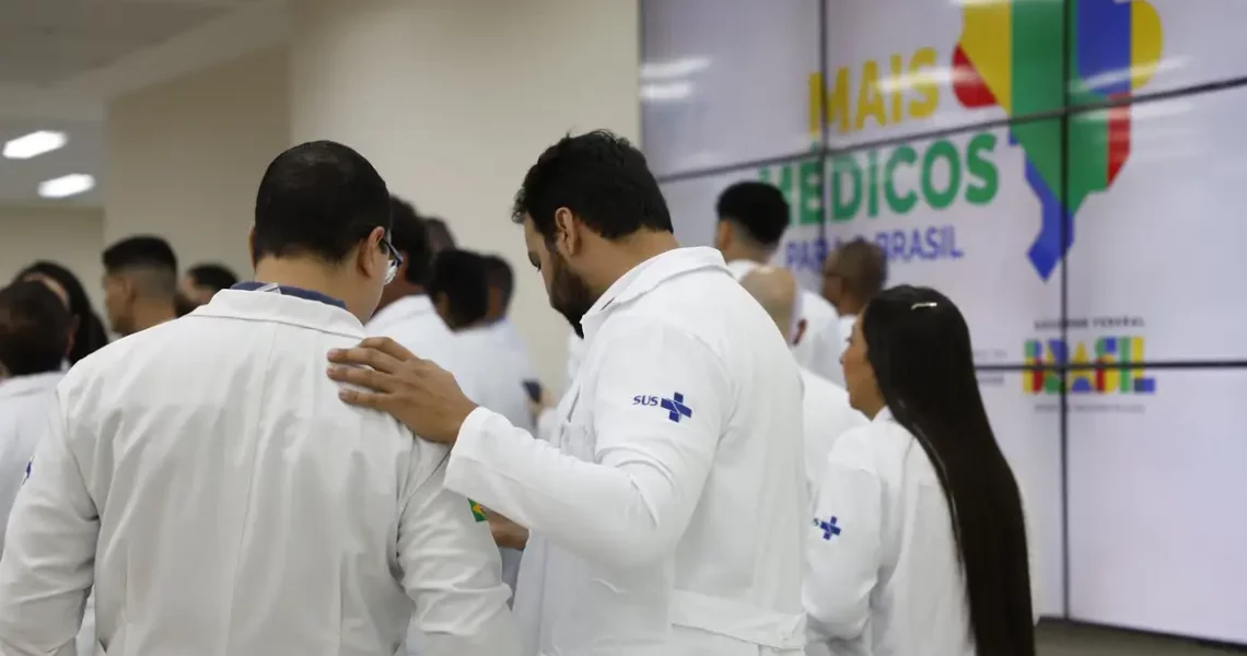 Estudantes de baixa renda de curso de medicina terão ajuda do governo