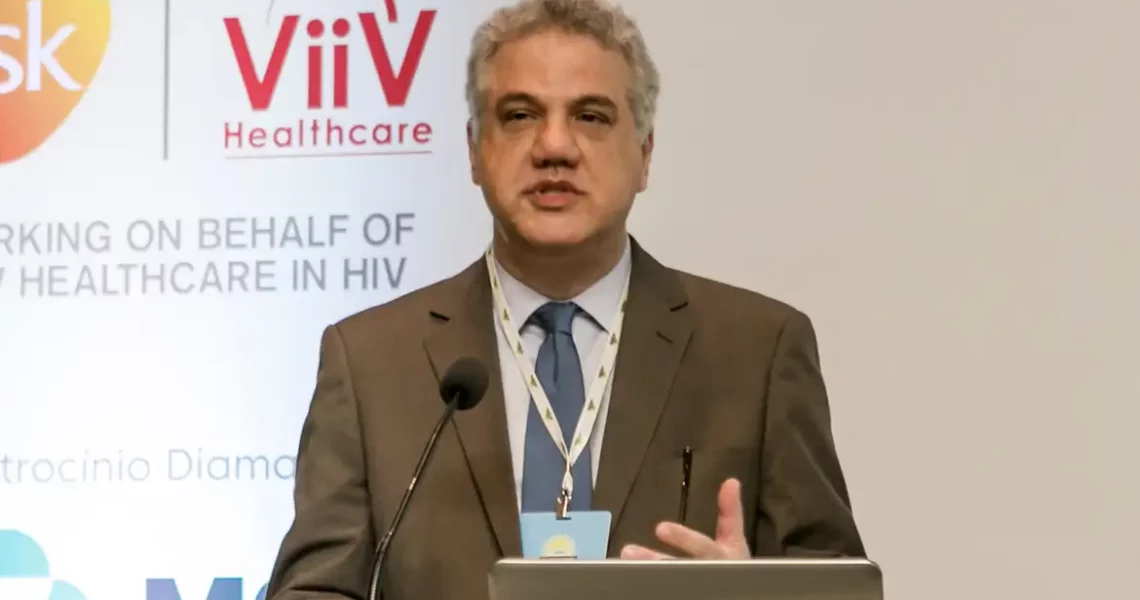 Covid-19 não desapareceu e casos continuam ocorrendo, alerta médico