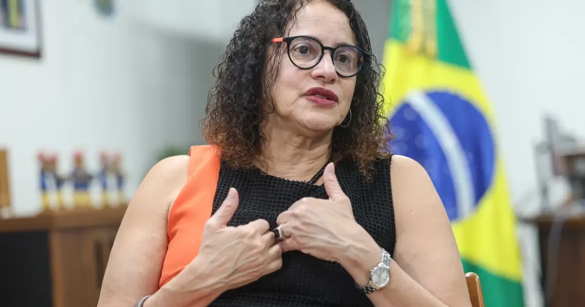 Vacina brasileira de covid fortalece ciência e país, diz ministra