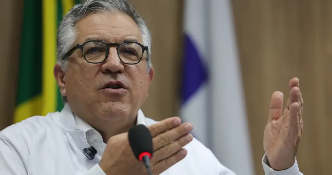 Não vamos negar aos nossos filhos o direito à vacina”, diz Padilha