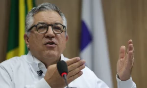 Não vamos negar aos nossos filhos o direito à vacina”, diz Padilha