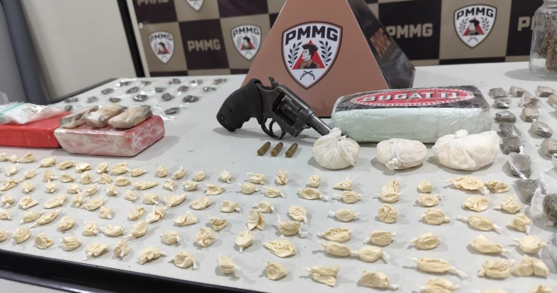 PMMG faz grande apreensão de drogas e arma em Muriaé Mg
